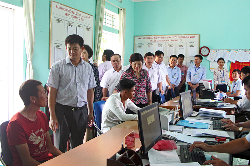 Đoàn công tác kiểm tra bộ phận một cửa tại xã Quảng Lợi.