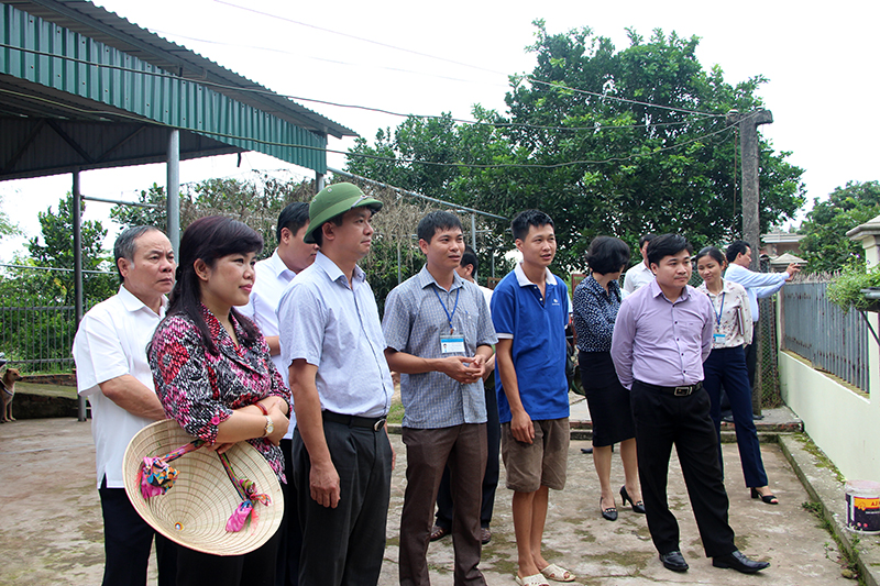 Đồng chí Lê Quang Tùng- Phó Chủ tịch UBND tỉnh thăm quan mô hình chăn nuôi gà tại hộ gia đình anh Trần Văn Tuấn, thôn Đồng Tâm, xã Dực Yên