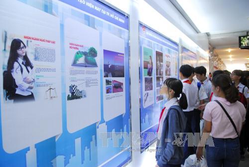 Các bạn trẻ tham quan không gian triển lãm giới thiệu các trường nghề, trung tâm dạy nghề ở TP Hồ Chí Minh. Ảnh: Mạnh Linh/TTXVN
