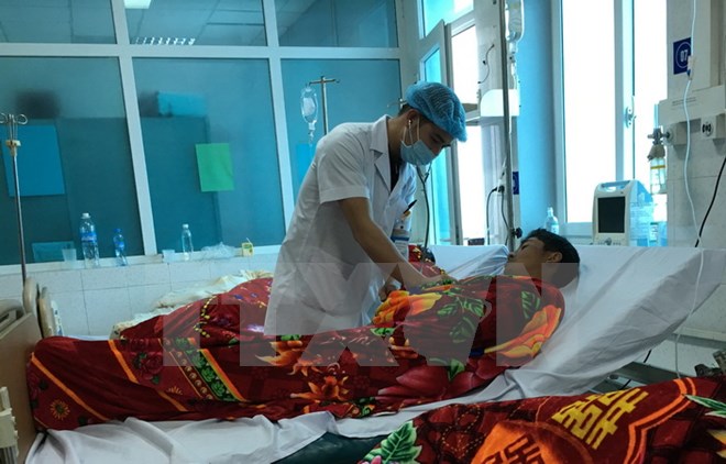 Điều trị bệnh nhân tại Bệnh viên Đa khoa Lai Châu. (Ảnh minh họa: Nguyễn Công Hải/TTXVN)