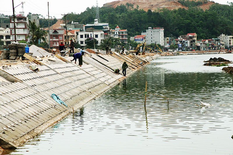 Còn tại khu vực Bãi Cháy, khu hồ thu nước Kênh Đồng, thành phố đang tập trung cải tạo, nạo vét và thi công kè chắn.