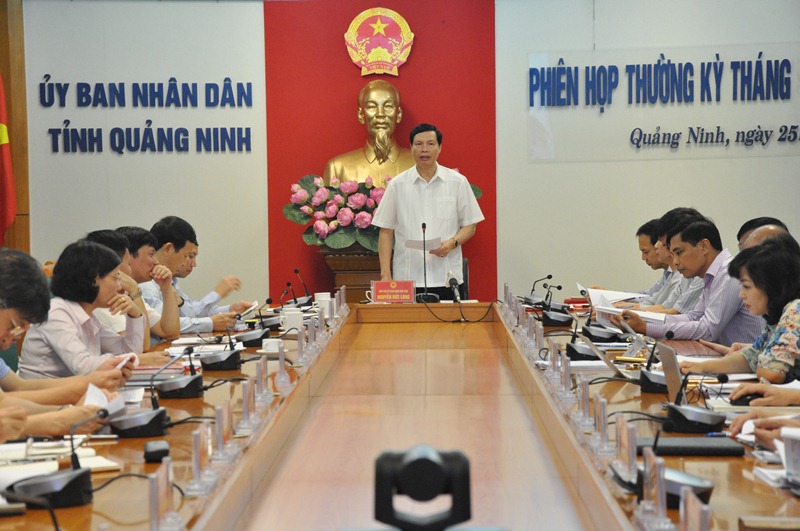 Đồng chí Nguyễn Đức Long, Chủ tịch UBND tỉnh phát biểu tại phiên họp. 