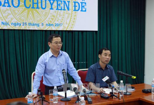 Ông Nguyễn Tân Thịnh (đứng) Phó Cục trưởng Cục quản lý công sản (Bộ Tài chính) trả lời báo chí tại Họp báo. Ảnh: Hoàng Hùng/TTXVN