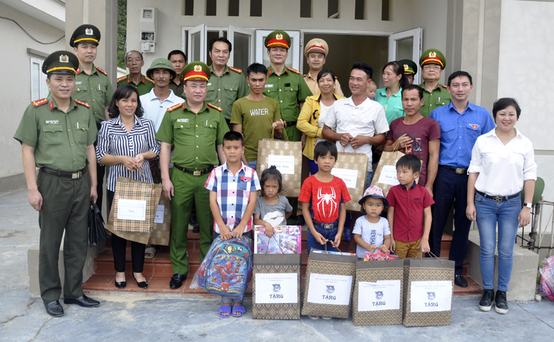 Đoàn công tác tặng cho cán bộ, chiến sỹ, nhân dân sinh sống trên đảo Trần.
