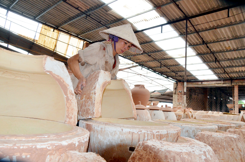Khuôn đúc được ráp để tạo các sản phẩm gốm với kích cỡ lớn.