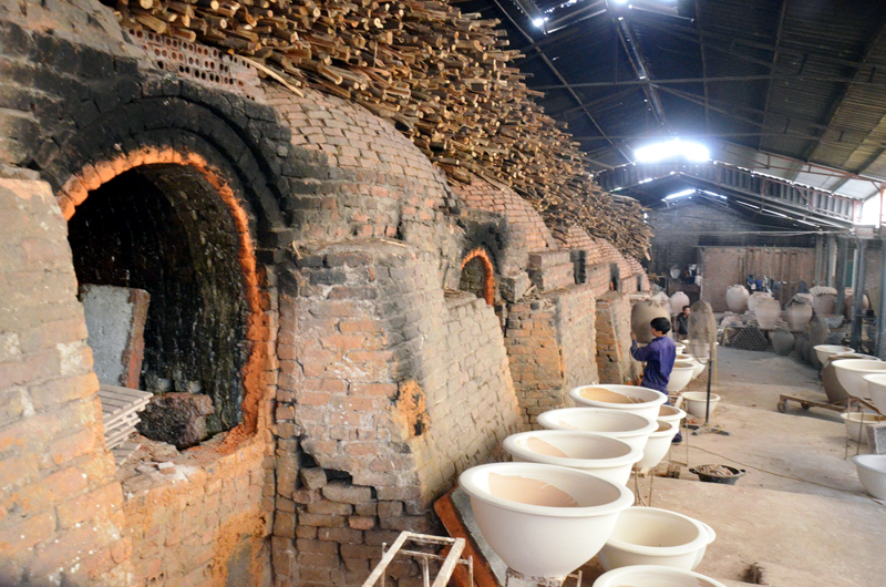 Sản phẩm gốm thô được đưa vào các lò nung liên tục trong gần 3 ngày để đảm bảo độ bền, cứng.