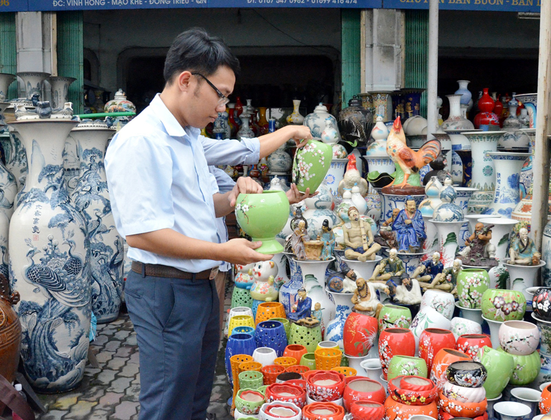 Khách du lịch chọn mua các sản phẩm gốm độc đáo của làng gốm Vĩnh Hồng, phường Mạo Khê, TX Đông Triều.