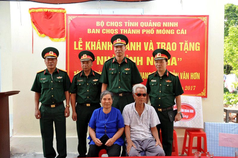 Ban chỉ huy quân sự thành phố Móng Cái trao nhà tình nghĩa cho gia đình ông Nguyễn Văn Hơn