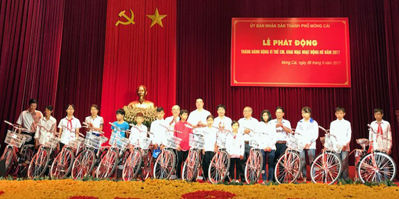 Hội bảo trợ người tàn tật và trẻ mồ côi tỉnh Quảng Ninh trao xe đạpcho trẻ em mồ côi, trẻ em có hoàn cảnh khó khăn trên địa bàn TP Móng Cái.