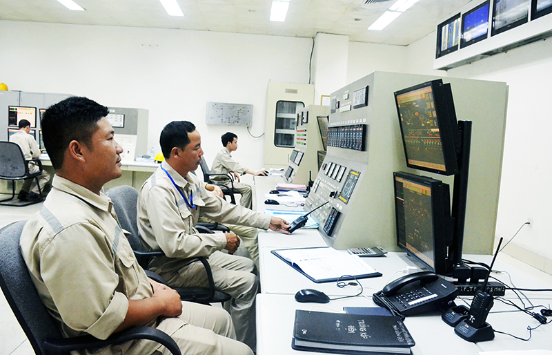 Công nhân Nhà máy Nhiệt điện Uông Bí vận hành hệ thống kiểm soát môi trường.