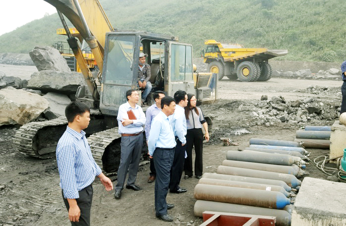 Đoàn giám sát của Tỉnh uỷ giám sát công tác ATVSLĐ tại khu vực nghiền đất của Công ty CP Than Cao Sơn.
