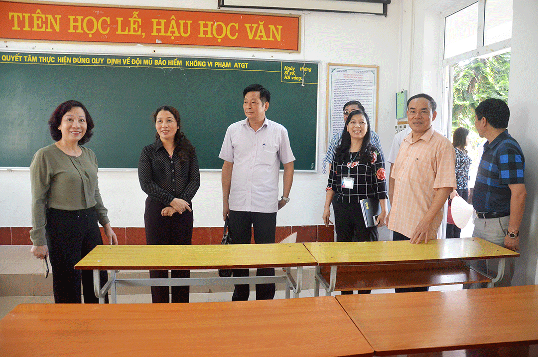 Đồng chí Vũ Thị Thu Thủy, Phó Chủ tịch UBND tỉnh kiểm tra công tác chuẩn bị cho kỳ thi tuyển sinh lớp 10 năm học 2017-2018 tại Trường THPT Hoành Bồ