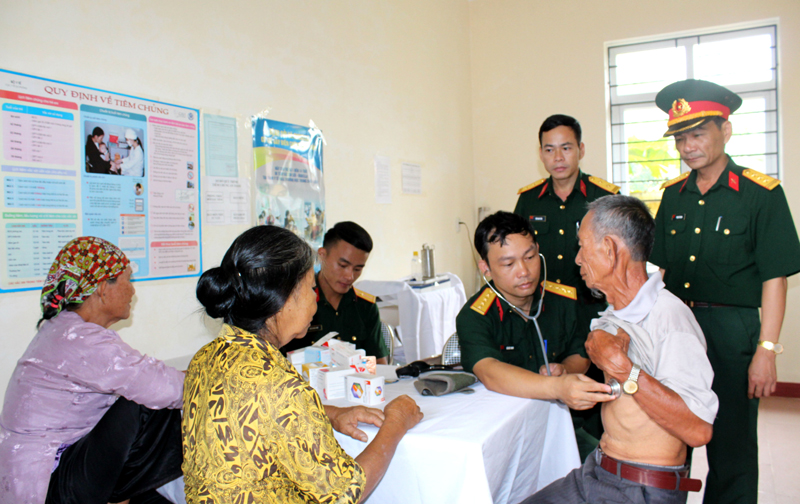 Y, bác sĩ Bệnh xá Bộ CHQS tỉnh khám, chữa bệnh cho nhân dân trên địa bàn TP Hạ Long.