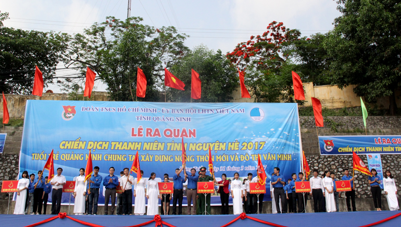 Các đại biểu trao cờ lệnh cho các đội tình nguyện tại lễ ra quân.