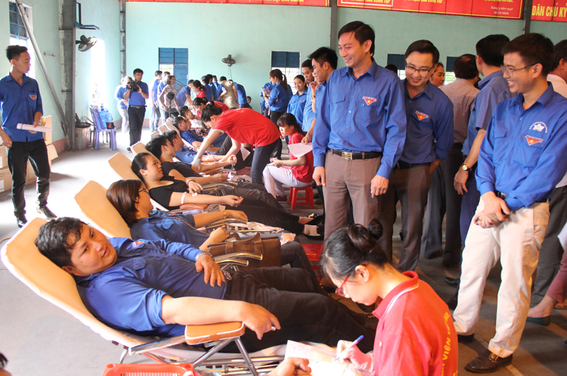 Ngay sau lễ ra quân, các ĐVTN TX Đông Triều đã tích cực tham gia hiến máu nhân đạo.