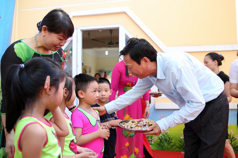 Đồng chí Bí thư Tỉnh ủy tới thăm và tặng quà các cháu trường mầm non Quang Trung, Uông Bí nhân ngày Tết thiếu nhi 1-6