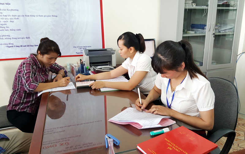 Cán bộ Bộ phận tiếp nhận và trả kết quả một cửa phường Phương Nam (TP Uông Bí) hướng dẫn người dân thực hiện thủ tục hành chính.