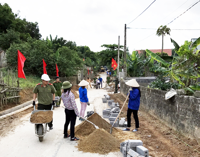 Khối MTTQ và các đoàn thể chính trị - xã hội huyện phối hợp với Công an huyện Hoành Bồ giúp thôn 2, xã Quảng La xây dựng thôn kiểu mẫu.