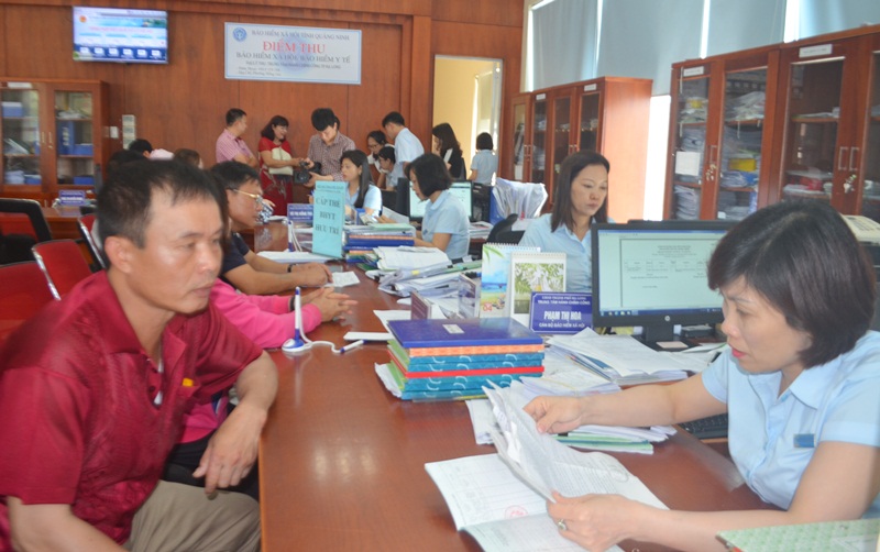 Giải quyết thủ tục cấp thẻ BHYT tại Trung tâm hành chính công TP Hạ Long.