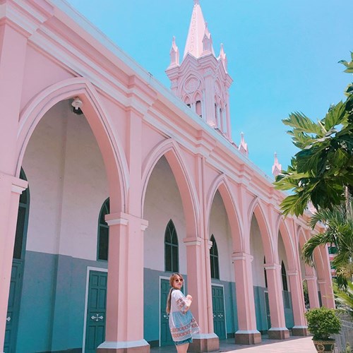 Nhà thờ Con Gà - Đà Nẵng nằm trên con đường Trần Phú tấp nập xe cộ, du khách dễ dàng nhận ra ngôi nhà thờ này nhờ màu sắc dễ thương và những nét cổ kính đậm phong cách kiến trúc của Pháp. 