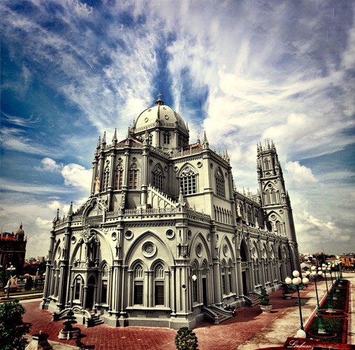  Nhà thờ Đền thánh Kiên Lao nằm ở xã Xuân Tiến, huyện Xuân Trường, Nam Định. Nằm cách thủ đô khoảng 95 km, nhà thờ này rất lớn, giáo dân đông đúc và giàu có vào bậc nhất trong Giáo phận. 