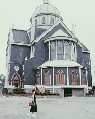  Nhà thờ Chánh Tòa Phú Cường hiện tại không chỉ là nơi tôn kính của người con theo đạo mà còn thu hút nhiều người đến tham quan và chụp ảnh. 