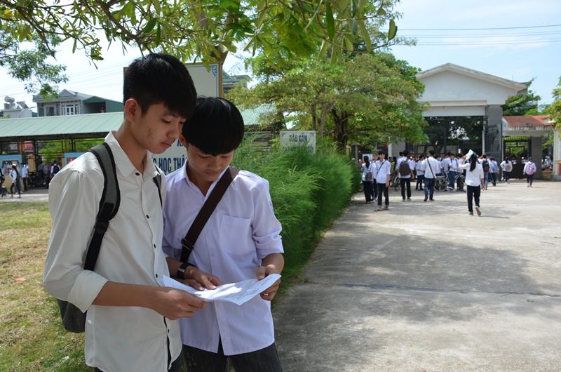 Thí sinh HĐT THPT Hải Đảo (huyện Vân Đồn) trao đổi bài sau khi thi