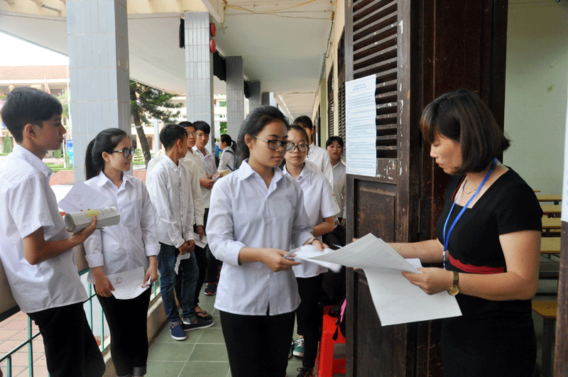 Cán bộ coi thi tại HĐT THPT Trần Phú (TP Móng Cái) kiểm tra thẻ dự thi của thí sinh trước khi bước vào phòng thi