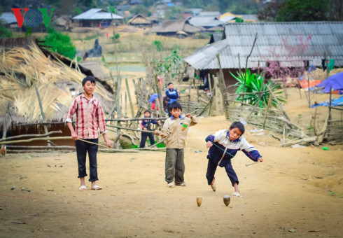 Trò chơi của trẻ em vùng cao vô cùng đơn giản. Cù gỗ, xe gỗ, súng Pốp… cũng khiến các em mê mệt suốt ngày dài.