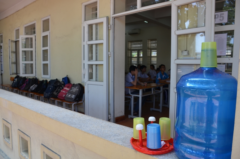 Nước uống tại các phòng thi đều được chuẩn bị đầy đủ. Ảnh chụp tại HĐT THPT Cẩm Phả