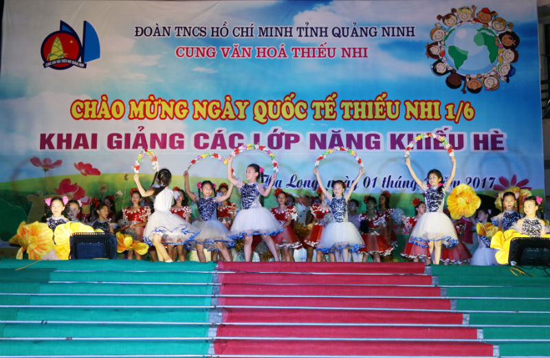 Tiết mục văn nghệ đặc sắc do các em học sinh các lớp năng khiếu tại Cung VHTN Quảng Ninh thực hiện