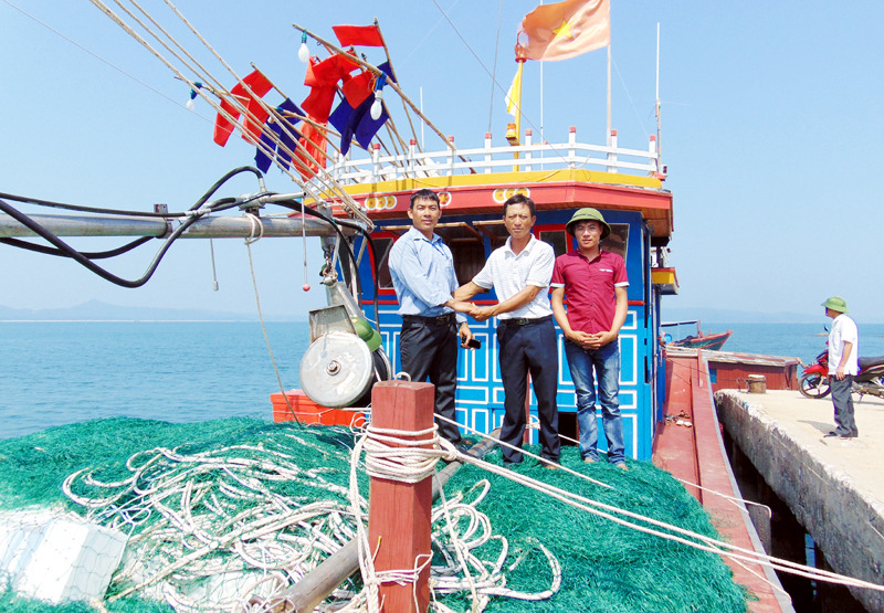 Tàu khai thác xa bờ vỏ gỗ, công suất 600CV của ông Phạm Văn Lai (xã Thanh Lân, huyện Cô Tô), đạt lợi nhuận 900 triệu đồng/quý I-2017.