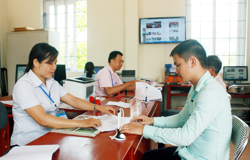 Cán bộ Bộ phận “Tiếp nhận và trả kết quả hiện đại” xã Sơn Dương (huyện Hoành Bồ) giải quyết thủ tục hành chính cho người dân.