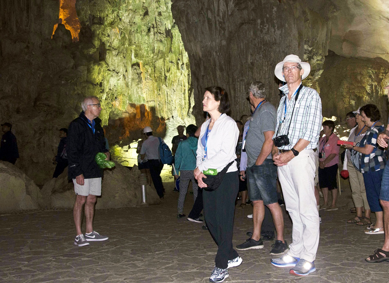 Khách du lịch nước ngoài chiêm ngưỡng vẻ đẹp của hang Sửng Sốt.