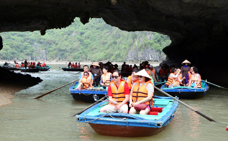 Du khách trải nghiệm dịch vụ chèo thuyền nan tại điểm du lịch Ba Hang.
