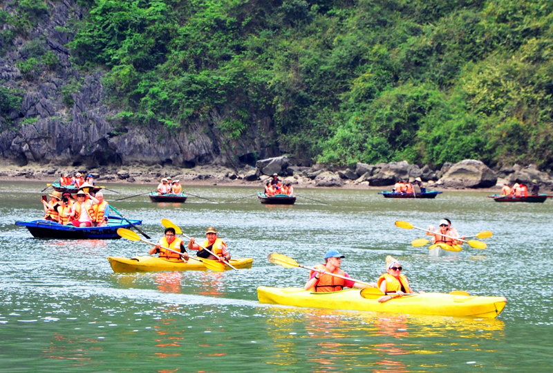Khám phá vẻ đẹp của Vịnh Hạ Long bằng thuyền kayak.