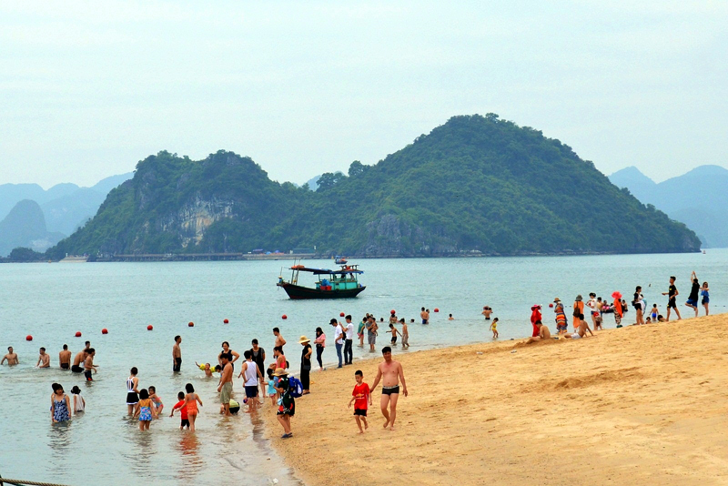Nhiều du khách tận hưởng làn nước biển trong xanh trên bãi tắm đảo Ti Tốp.  