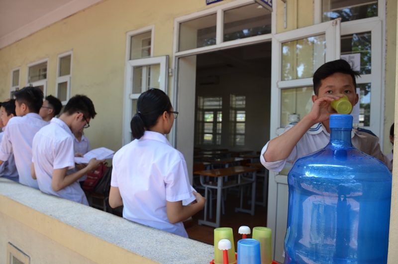 Tại các địa điểm thi, nước uống được đảm bảo để phục vụ cán bộ coi thi, thí sinh. Ảnh chụp tại HĐT THPT Cẩm Phả