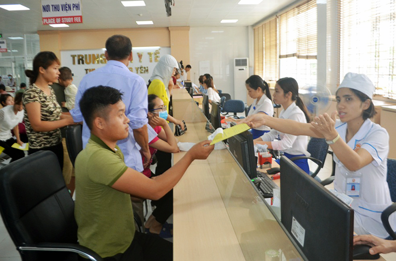 Người dân làm thủ tục khám, chữa bệnh tại Trung tâm Y tế TX Quảng Yên.