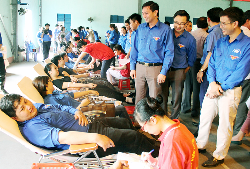 Đông đảo ĐVTN TX Đông Triều tham gia hiến máu tình nguyện ngay sau lễ ra quân chiến dịch thanh niên tình nguyện hè 2017.