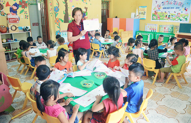 Một tiết học của lớp 4-5 tuổi, điểm trường Đồng Quặng, Trường Mầm non Đồng Lâm (huyện Hoành Bồ).
