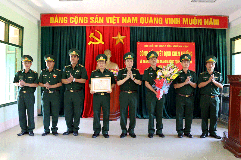 Bộ chỉ huy Bộ đội Biên phòng tỉnh khen thưởng cho cán bộ, chiến sỹ Đồn Biên phòng Hải Hòa
