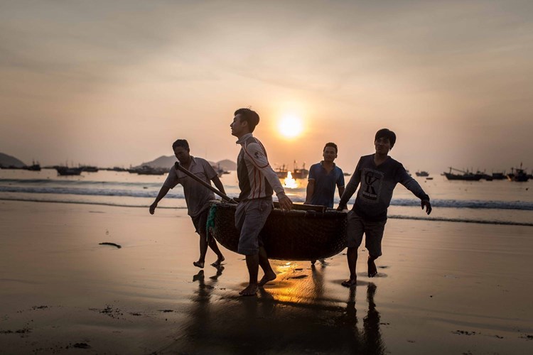  Những ngư dân trẻ trên bãi biển Đại Lãnh, Khánh Hòa. Ảnh: Mathieu Arnaudet - 500px.com. 