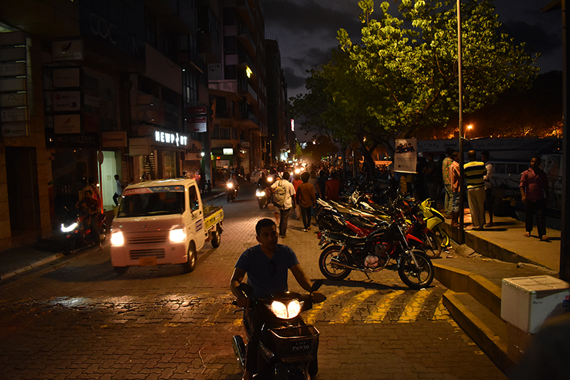 Thủ đô Male ban đêm nhiều xe máy đi lại quanh bãi biển.