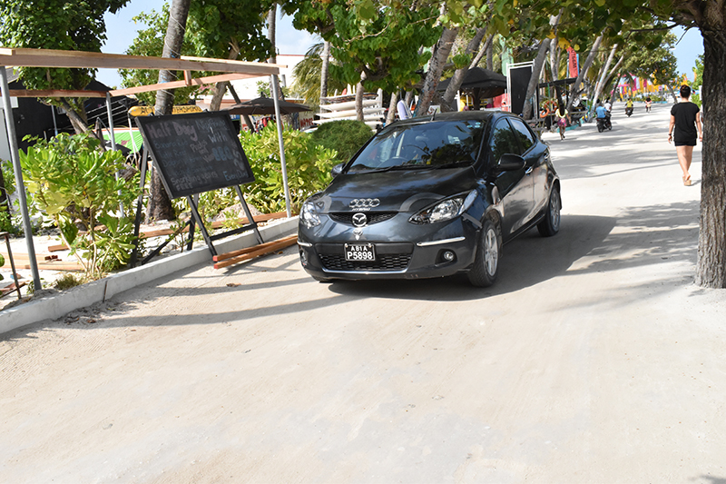 Trên các hòn đảo của Maldives, ô tô là phương tiện ít dùng. Đây là một trong số 4 chiếc ô tô có trên đảo Maafushi.