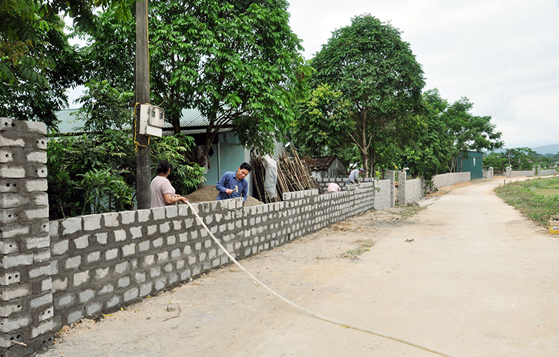 Người dân thôn Thán Phún nhiệt tình hiến đất, xây lùi tường rào để chỉnh trang diện mạo thôn theo tiêu chí thôn NTM kiểu mẫu.