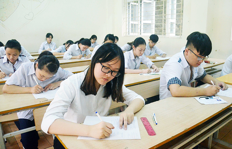Thí sinh thi tại Hội đồng thi THPT Hòn Gai (TP Hạ Long) điền thông tin vào giấy thi môn ngữ văn.