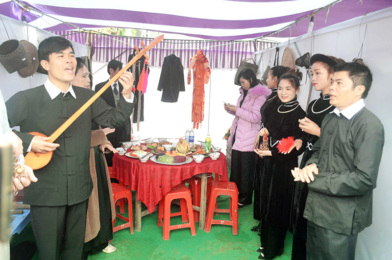 Một buổi sinh hoạt của CLB Hát then xã Hoành Mô, huyện Bình Liêu.