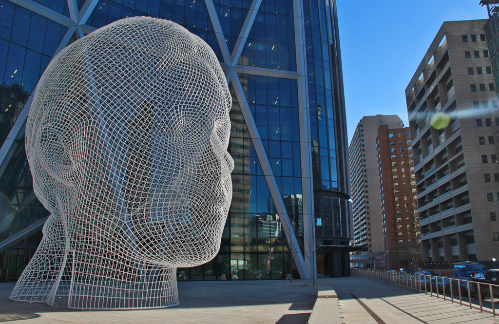 Tác phẩm điêu khắc này nằm ở Calgary, Canada, được nhà điêu khắc người Tây Ban Nha, Jaume Plensa, tạo nên từ rất nhiều dây thép, kết thành hình dạng đầu người. Ảnh: publicdelivery.