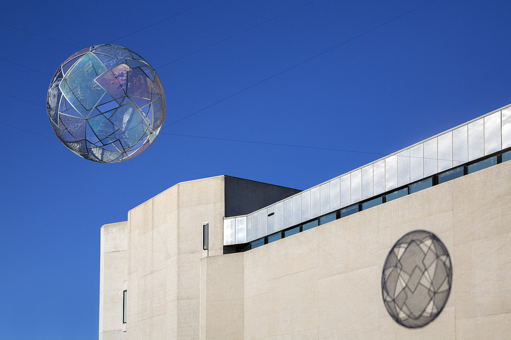 Neil Dawson tạo ra các tác phẩm điêu khắc có tên Kim cương, đặt ở Australia. Một quả cầu lơ lửng khiến bất cứ ai đi qua phải dừng lại nhìn và thắc mắc cách mà nó được giữ trên không. Thực tế, viên kim cương được giữ bởi những dây cáp mảnh, khó nhìn thấy, từ 3 hướng khác nhau. Ảnh: National Gallery of Australia.